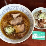 香風食堂 - 中華そばランチ¥1100内　ランチは日替わりご飯付。この日はそぼろ丼。どちらもうまい。ここは14時閉店とあるが12時台でも品切れするから開店11時に行くのが確実。やっと食べられて満足。