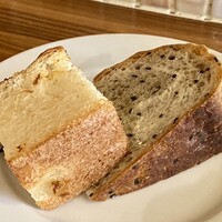 ドラード - ゴマのパンと玉ねぎのフォカッチャ ドラード - ゴマのパンと玉ねぎのフォカッチャ