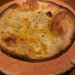アジト 六本木 - はちみつかけてチーズの旨味倍増ピザ