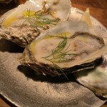 アジト 六本木 - 生牡蠣は季節限定生レモン絞って一気にインしましょう