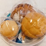パンとおやつのはるこめ - 料理写真:カンパーニュ 530円、メロンパン 235円、まるぱん 130円