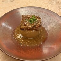 クイーン・アリス 横浜店 - 温前菜　大根の上にフォアグラ乗ってるやつ。プラス料金