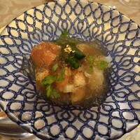 クイーン・アリス 横浜店 - 冷前菜　贅沢サラダ　鮑や海老など豪華やで