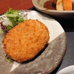 すてーきはうす 伊勢屋 - 「牛たんずくし膳」の牛たんコロッケ