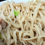 ラーメン二郎 - 麺がことのほか細目だったので助かったかも。カタメにしなくてもよく、スルスルッと入ってしまった(汗)タレには胡椒も入っていて抜く人がいましたが、量が少なくて自分にはちょうど良いくらい。