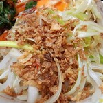 ラーメン二郎 - デフォのトッピングはヤサイ、アブラの上のフライドオニオンと卵黄で