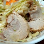 ラーメン二郎 - 小ラーメンには２枚の豚さん。当初小豚にするか迷ったのですが麺量が怖くてやめました(汗)次回は麺量減らして小豚にします！