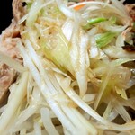 ラーメン二郎 - 同じく追加したねぎはピリ辛な味付けになっていて旨かった！