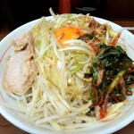 ラーメン二郎 - 着丼はおよそ50分。やりました！小ラーメン(890)の汁なし(100)、ねぎとニラキムチ(各120)がやってきました！