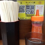 ラーメン二郎 - カウンター席着席は列に接続からおよそ40分のち。このあとコールを聞かれ、ニラキムチがあるので「そのまま」コールを....