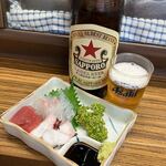 立呑み処 入部酒店 - 赤星大瓶と盛り合わせ