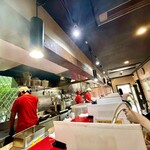 用心棒 市ヶ谷飯田橋 - 店内はカウンターのみ。並び6名は店内に入れます☆