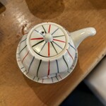 信州そば むらた - 湯葉用の醤油差し　上の穴を指で塞ぎながら注ぐのがポイントだそうです。