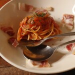 大介の店 - 自家製生ハムを周囲に並べたナポリタン。シェアサイズの写真です。半分。