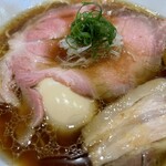 261985587 - チャーシュー2種に味玉　美味そうです　味玉醤油そば@1050