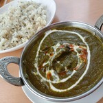 クイーンガーデン - サグマッシュルーム[ほうれん草きのこのカレー]辛口800円(税込)+ジーラライス350円。
      ほうれん草系色々食べてきたけど、きのこも美味しいですね♪
      やっぱりほうれん草系は辛口が私には丁度良い。