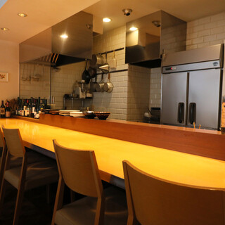 じっくりと飲んで、食べられる、ゆったりとした大人の空間！