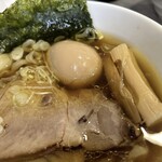 手打ち 蓮 - 大きな2種のチャーシューに海苔・ほうれん草・ナルト・ネギ。トッピングした味玉。