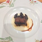 La Stalla - デュロック種の赤ワイン煮込み。生産性の高さ+柔らかさ+美味しさを掛け合わせて作るのが三元豚ならば、美味しさで取り入れられているのがデュロック種です