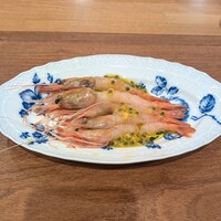 La Stalla - ボタンエビに天草のパッションフルーツ。太平洋側で獲れるものがボタンエビで、日本海や北海道近海のものがトヤマエビとなります
