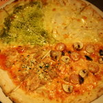 ４種類のトッピングのピッツァ　