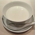 中国飯店 富麗華 - 栗と銀杏が入ったスープ杏仁