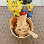 カクキュー - 味噌ソフトクリーム　400円(税込)  ※八丁味噌パウダーがけ