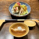 御料理 ふじ田 - （上）冷やし物：オホーツク産ズワイガニ、焼き茄子、枝豆、酸味を効かせたジュレ
      
      （下）炊き合わせ：銚子産のどぐろの付け焼き、里芋揚げ、くずな