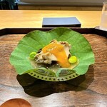 御料理 ふじ田 - 先付：アワビ、天然もずく、銀杏、ゆず皮、完熟させた梅肉のソース
      
      