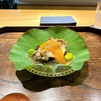 御料理 ふじ田 - 先付：アワビ、天然もずく、銀杏、ゆず皮、完熟させた梅肉のソース
                    
                    