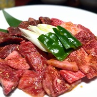 叙々苑 燦々亭 池袋南口ビックリガード店 - 切落しカルビランチ×2とハラミランチのお肉を一皿に盛り付けて頂きました