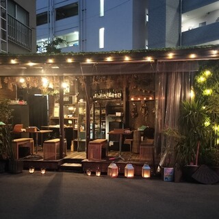 ヨーロッパの街角のようなオープンな半テラス