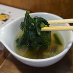 キッチン ブルー グローブ - 具沢山なほうれん草スープ