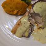 キッチン ブルー グローブ - タップリ・ソースを乗せて