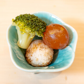 こだわりの一品料理も愉しめるおまかせコース