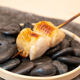 水郷赤鶏使用。備長炭でじっくり焼き上げる本格焼き鳥