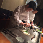 神楽坂 鉄板焼 中むら - ガーリックライスを調理中