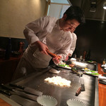 神楽坂 鉄板焼 中むら - ガーリックライスを調理中