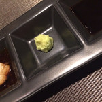 神楽坂 鉄板焼 中むら - ステーキにつけるタレとわさび