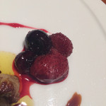 神楽坂 鉄板焼 中むら - フォアグラのソテ　フォンドボーのソース　ポートワインで煮たベリーを添えて