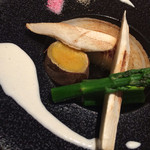 神楽坂 鉄板焼 中むら - 季節の焼き野菜　シン玉ねぎの白ワインソースと桜塩を添えて