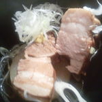 エスト！ジャパン - 出汁で炊いた大根に豚角煮を辛子で楽しむ