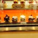 Kobe Roll Cake Factory-M - 店内のケーキたち