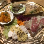 Sake Wine 양식당 사리에 - S'allier 플레이트 ~전채 5종 모듬~ ¥1,430  뒤에서 시계 방향으로, 굴 오일 절임, 뿌리채소 키시, 농어 카르파초, 저온 조리 닭 햄, 라따뚜이