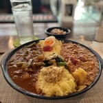 カリー ダイス - ランチのあいがけ。