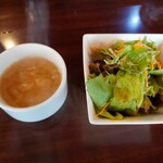 チョイガブ - オニオンスープとサラダ