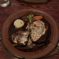 VELVET VIRGO - 仕事帰りに梅田で、お店に入ると2階へと。店内は若い女性が多いお店と思いました。ブリオッシュは、ふかふかして美味しかったです。楽しみにしていた良く煮込まれたタンは、口の中でとろける様に柔らかでした。