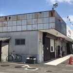 丸花 - 平屋で横長のテナントビル　同じ大きさで２つ　　　　こちらのお店は写真右端です