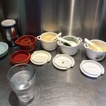 丸花 - 粒胡椒・胡椒・辛味噌・おろしニンニク・　　　　　　胡瓜の漬物・生生姜　各席にセルフのお水