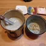手打ち蕎麦・鮨 いまふく - 蕎麦湯(蕎麦の実の入れ物にドロドロの蕎麦湯をかけて頂きます)